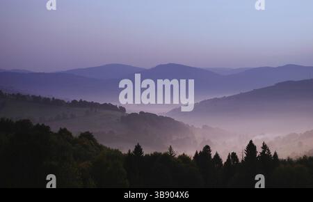 Wunderschöner Blick auf die Berghänge im Morgennebel über den karpatischen Bergen Stockfoto