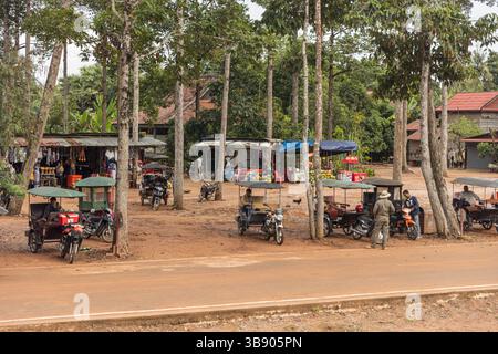 SIEM REAP, KAMBODSCHA - 10. JANUAR 2024 - Street Food and Souvenir Händler im Angkor Wat Stockfoto