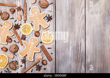 Lebkuchen mit Gewürzen auf dem Holztisch. Einrichtung mit Weihnachtsaroma Stockfoto