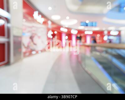 Shopping Mall blur Hintergrund mit Bokeh. Verschwommen Hall der Shopping Mall mit Kunden als Hintergrund. Platz kopieren Stockfoto