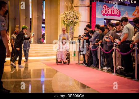 19. Juli 2023, Bangkok, Thailand: Sumanee Gunakasem, bekannt als „ Thailands Barbie“, besucht den rosafarbenen Teppich bei der „Barbie“-Filmpremiere in Bangkok. Fans und Künstler besuchen die exklusive Premiere von „Barbie“ im Siam Paragon Cineplex am 19. Juli 2023. (Kreditbild: © Matt Hunt/ZUMA Press Wire) Stockfoto
