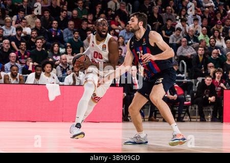 24. Februar 2023, Barcelona, Spanien: John Brown von AS Monaco im Kampf gegen Mike Tobey FC Barcelona während des Turkish Airlines EuroLeague-Spiels zwischen FC Barcelona und AS Monaco am 24. Februar 2023 in Barcelona. (Foto: © Javier Borrego/AFP7 via ZUMA Press Wire) Stockfoto