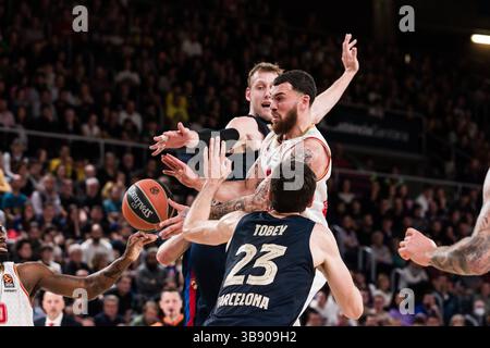 24. Februar 2023, Barcelona, Spanien: Mike James von AS Monaco im Kampf gegen Mike Tobey FC Barcelona während des Turkish Airlines EuroLeague Spiels zwischen FC Barcelona und AS Monaco am 24. Februar 2023 in Barcelona. (Foto: © Javier Borrego/AFP7 via ZUMA Press Wire) Stockfoto