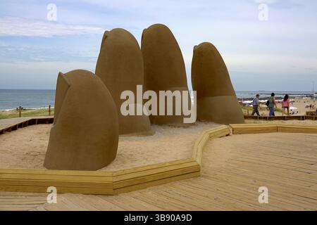 La Mano, oder die Hand, eine Skulptur in Punta del Este, Uruguay, die fünf menschliche Finger zeigt, die aus Sand auftauchen. Es liegt an der Parada 1 am Brava Beach Stockfoto
