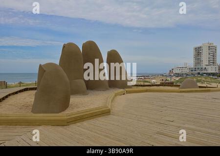 La Mano, oder die Hand, eine Skulptur in Punta del Este, Uruguay, die fünf menschliche Finger zeigt, die aus Sand auftauchen. Es liegt an der Parada 1 am Brava Beach Stockfoto