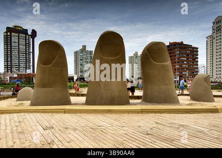 La Mano, oder die Hand, eine Skulptur in Punta del Este, Uruguay, die fünf menschliche Finger zeigt, die aus Sand auftauchen. Es liegt an der Parada 1 am Brava Beach Stockfoto