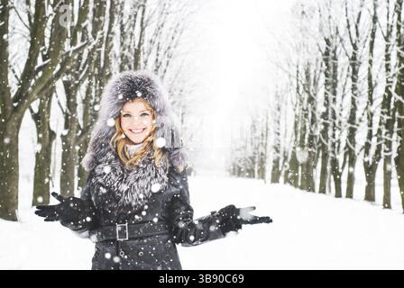 Frau im Park Gasse im Winter Fuß Stockfoto