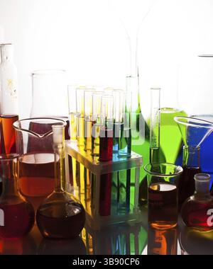 Laborglas mit Regenbogen Farbe Flüssigkeiten, Chemie-Stillleben Stockfoto