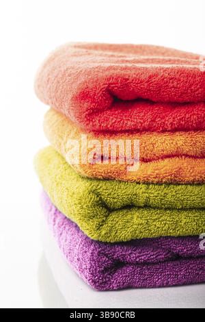 Stapel von farbenfrohe Handtücher isoliert auf weiss Stockfoto