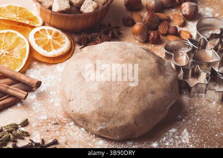Traditionelle Weihnachts-Lebkuchen ist das Kochen auf den Tisch Stockfoto