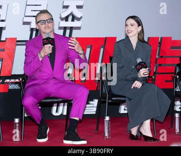 Seoul, Südkorea. Mai 2025. (L zu R) die Schauspieler Simon Pegg und Hayley Atwell nehmen am 8. Mai 2025 an einer Pressekonferenz für den neuen Film „Mission Impossible-the Final Reckoning“ Teil. Der Film wird am 17. Mai in Südkorea veröffentlicht. (Foto: Lee Young-HO/SIPA USA) Credit: SIPA USA/Alamy Live News Stockfoto