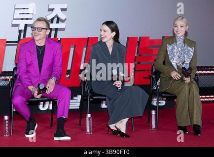 Seoul, Südkorea. Mai 2025. (L bis R) die Schauspieler Simon Pegg, Hayley Atwell und Pom Klementieff nehmen am 8. Mai 2025 an einer Pressekonferenz für den neuen Film „Mission Impossible-the Final Reckoning“ Teil. Der Film wird am 17. Mai in Südkorea veröffentlicht. (Foto: Lee Young-HO/SIPA USA) Credit: SIPA USA/Alamy Live News Stockfoto