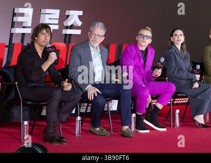 Seoul, Südkorea. Mai 2025. (L bis R) Schauspieler Tom Cruise, Filmregisseur Christopher McQuarrie, Schauspieler Simon Pegg und Hayley Atwell nehmen am 8. Mai 2025 an einer Pressekonferenz für den neuen Film „Mission Impossible-the Final Reckoning“ Teil. Der Film wird am 17. Mai in Südkorea veröffentlicht. (Foto: Lee Young-HO/SIPA USA) Credit: SIPA USA/Alamy Live News Stockfoto