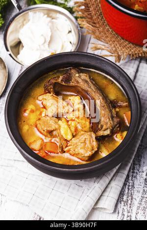 Traditionelle ungarische Speise - Bogracs Gulasch, geschmortem Fleisch und Gemüse im Kessel Stockfoto