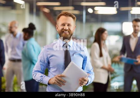 Glücklicher, reifer bärtiger Chefangestellter, positiver, selbstbewusster Unternehmensleiter in formeller Kleidung Stockfoto