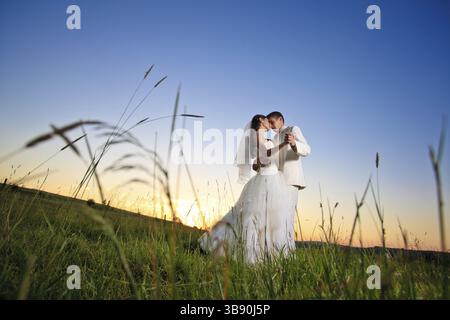 Hochzeit paar Dansing in Berghügel auf Sonnenuntergang Stockfoto