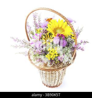 Bouquet von Wiesenblumen und Sonnenblumen im Korb isoliert Stockfoto