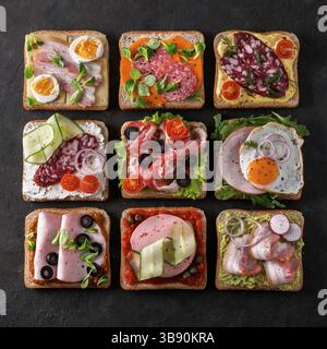 Satz von acht verschiedenen Sandwiches mit Fleisch in quadratische Form. Top View oder flach. Sortiment Fleisch Toast auf schwarzem Hintergrund. Idee, kreative Konzept Stockfoto