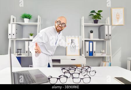 Optiker mit großen runden Gläsern lädt Sie ein, Ihr Sehvermögen an einem speziellen Tisch mit Buchstaben zu überprüfen. Stockfoto