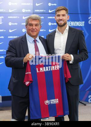13. Juli 2023, Barcelona, Spanien: Inigo Martinez vom FC Barcelona posiert mit Präsident Joan Laporta, FC Barcelona, als er am 13. Juli 2023 in Sant Joan Despi, Spanien als neuer FC Barcelona Spieler bei Ciutat Esportiva Joan Gamper vorgestellt wird (Foto: © David Ramirez/DAX via ZUMA Press Wire) Stockfoto