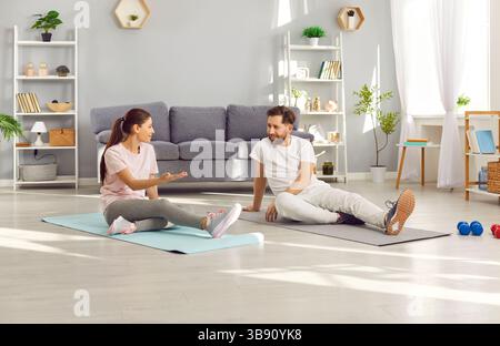 Zufriedene Familienentspannung Nach Dem Training Zu Hause Stockfoto