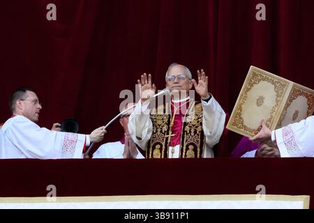 Vatikanstadt, Italien. Mai 2025. Der neu gewählte Papst Robert Franziskus Prevost Leo XIV. Begrüßt die Gläubigen am 8. Mai 2025 vom Balkon des Petersdoms in der Vatikanstadt. Quelle: Insidefoto/Alamy Live News Stockfoto