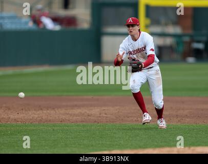 24. Februar 2023: Razorback-Infield-Spieler Brady Slavens #17 lädt einen hüpfenden Ball. Arkansas besiegte Eastern Illinois 13-2 in Fayetteville, AR, Richey Miller/CSM (Foto: © Richey Miller/CSM via ZUMA Press Wire) Stockfoto