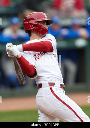 24. Februar 2023: Der Razorback-Infield Brady Slavens #17 folgt seinen Schwung an der Platte. Arkansas besiegte Eastern Illinois 13-2 in Fayetteville, AR, Richey Miller/CSM (Foto: © Richey Miller/CSM via ZUMA Press Wire) Stockfoto