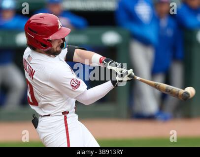 24. Februar 2023: Razorback-Infield John Bolton #9 arbeitet daran, einen Ball während eines AT Fledermaus ins Spiel zu bringen. Arkansas besiegte Eastern Illinois 13-2 in Fayetteville, AR, Richey Miller/CSM (Foto: © Richey Miller/CSM via ZUMA Press Wire) Stockfoto
