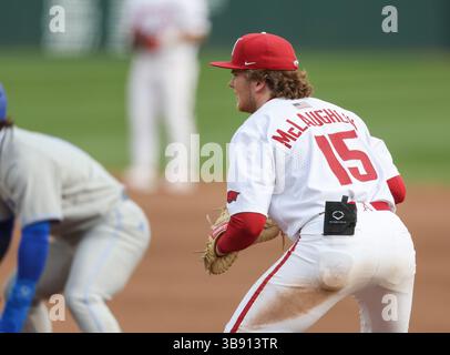 24. Februar 2023: Arkansas erster Baseman Ben McLaughlin #15 hält einen Läufer auf der Basis. .Arkansas besiegte Eastern Illinois 13-2 in Fayetteville, AR, Richey Miller/CSM (Foto: © Richey Miller/CSM via ZUMA Press Wire) Stockfoto