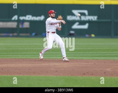 24. Februar 2023: John Bolton #9 Razorback Infielder macht einen Wurf zur zweiten Basis. Arkansas besiegte Eastern Illinois 13-2 in Fayetteville, AR, Richey Miller/CSM (Foto: © Richey Miller/CSM via ZUMA Press Wire) Stockfoto