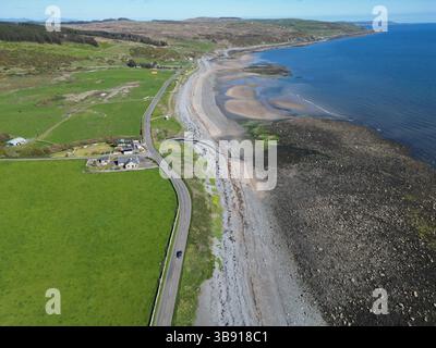 Luftaufnahme der Landschaft der Machars in der Nähe von Port William mit abgelegenen Stränden der Luce Bay und der ländlichen A747 Road - Mai 2025 Stockfoto