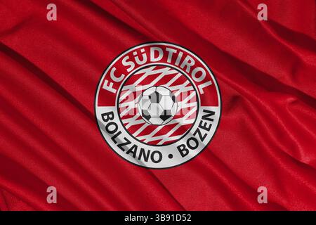 Pringsewu, Lampung, 08. Mai 2025; Hintergrundtextur des Flaggenlogos des italienischen Fußballvereins Sudtirol der Serie B. 3D-Abbildung Stockfoto