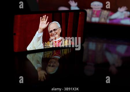 Neu gewählter Papst Leo XIV., geistlicher Führer der katholischen Kirche, während seines ersten öffentlichen Auftritts Stockfoto