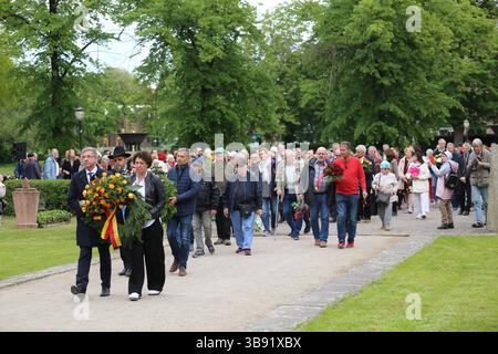 Mike Schubert SPD, Oberbürgermeister, Brigitte Meier SPD, Ordnungsbeigeordnete und weitere Menschen bei einer Kranzniederlegung während einer Gedenkveranstaltung anlässlich des 80. Jahrestags des Endes des Zweiten Weltkriegs auf dem sowjetischen Ehrenfriedhof am Bassinplatz in Potsdam, 8. Mai 2025. Tag der Befreiung in Potsdam *** Mike Schubert SPD, Oberbürgermeister, Brigitte Meier SPD, Stadträtin für öffentliche Ordnung und andere Menschen bei einer Kranzniederlegung während einer Gedenkfeier zum 80. Jahrestag des Endes des Zweiten Weltkriegs auf dem sowjetischen Ehrenfriedhof am Bassinplatz in Potsdam, M Stockfoto