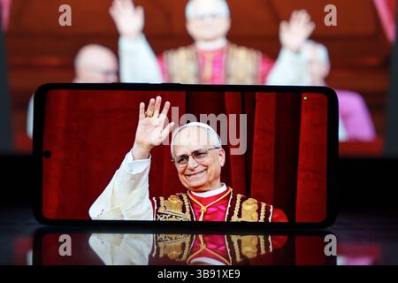 Neu gewählter Papst Leo XIV., geistlicher Führer der katholischen Kirche, während seines ersten öffentlichen Auftritts Stockfoto