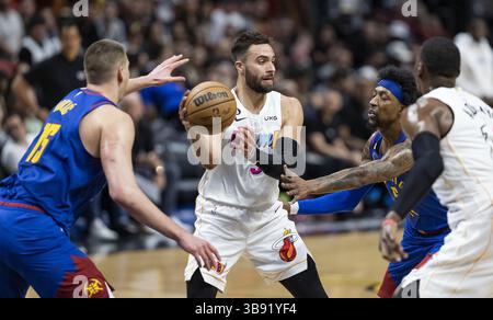13. Februar 2023, Miami, FL: Auf diesem Foto vom 13. Februar 2023 sieht Miami Heat Guard Max Strus (31) als Denver Nuggets Center Nikola Jokic (15) und Wachmann Kentavious Caldwell-Pope (5) während des dritten Viertels eines NBA-Spiels in der Miami-Dade Arena in Miami, Florida, zu passieren. (Foto: © Matias J. Ocner/Miami Herald via ZUMA Press Wire) Stockfoto