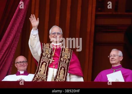 VATICAANSTAD - Kardinal Robert Prevost erscheint auf dem Balkon, nachdem er zum neuen Papst und Führer der römisch-katholischen Kirche gewählt wurde. Der Amerikaner nahm den Namen Papst Leo XIV. An und RAMON MANGOLD niederlande aus - belgien aus Stockfoto