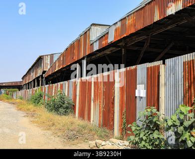 Panoramablick auf altes, verlassenes städtisches Lagerhaus aus Metallblech oder verzinkter Eisenplatte. Industrieller Hintergrund. Stockfoto