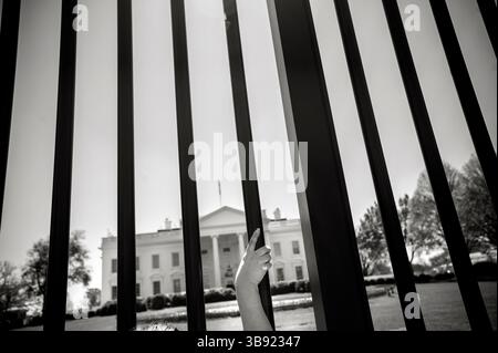 4. April 2023, Washington, District of Columbia, USA: Menschen gehen ihrem Alltag nach, während sie vor dem Weißen Haus in Washington, DC, am Dienstag, 4. April 2023, während der ehemalige Präsident Donald Trump verhaftet und vor dem Manhattan Criminal Court in New York City angeklagt wird, nachdem 34 Straftaten verübt wurden, die auf stille Zahlungen an den Erwachsenenfilmstar Stormy Daniels vor den Präsidentschaftswahlen 2016 zurückzuführen sind (Credit Image: © Rod Lamkey/CNP via ZUMA Press Wire) Stockfoto