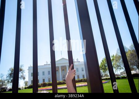 4. April 2023, Washington, District of Columbia, USA: Menschen gehen ihrem Alltag nach, während sie vor dem Weißen Haus in Washington, DC, am Dienstag, 4. April 2023, während der ehemalige Präsident Donald Trump verhaftet und vor dem Manhattan Criminal Court in New York City angeklagt wird, nachdem 34 Straftaten verübt wurden, die auf stille Zahlungen an den Erwachsenenfilmstar Stormy Daniels vor den Präsidentschaftswahlen 2016 zurückzuführen sind (Credit Image: © Rod Lamkey/CNP via ZUMA Press Wire) Stockfoto