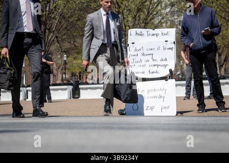 4. April 2023, Washington, District of Columbia, USA: Menschen gehen ihrem Alltag nach, während sie vor dem Weißen Haus in Washington, DC, am Dienstag, 4. April 2023, während der ehemalige Präsident Donald Trump verhaftet und vor dem Manhattan Criminal Court in New York City angeklagt wird, nachdem 34 Straftaten verübt wurden, die auf stille Zahlungen an den Erwachsenenfilmstar Stormy Daniels vor den Präsidentschaftswahlen 2016 zurückzuführen sind (Credit Image: © Rod Lamkey/CNP via ZUMA Press Wire) Stockfoto