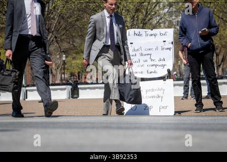 4. April 2023, Washington, District of Columbia, USA: Menschen gehen ihrem Alltag nach, während sie vor dem Weißen Haus in Washington, DC, am Dienstag, 4. April 2023, während der ehemalige Präsident Donald Trump verhaftet und vor dem Manhattan Criminal Court in New York City angeklagt wird, nachdem 34 Straftaten verübt wurden, die auf stille Zahlungen an den Erwachsenenfilmstar Stormy Daniels vor den Präsidentschaftswahlen 2016 zurückzuführen sind (Credit Image: © Rod Lamkey/CNP via ZUMA Press Wire) Stockfoto