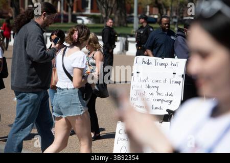 4. April 2023, Washington, District of Columbia, USA: Menschen gehen ihrem Alltag nach, während sie vor dem Weißen Haus in Washington, DC, am Dienstag, 4. April 2023, während der ehemalige Präsident Donald Trump verhaftet und vor dem Manhattan Criminal Court in New York City angeklagt wird, nachdem 34 Straftaten verübt wurden, die auf stille Zahlungen an den Erwachsenenfilmstar Stormy Daniels vor den Präsidentschaftswahlen 2016 zurückzuführen sind (Credit Image: © Rod Lamkey/CNP via ZUMA Press Wire) Stockfoto