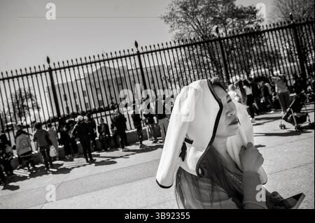 4. April 2023, Washington, District of Columbia, USA: Menschen gehen ihrem Alltag nach, während sie vor dem Weißen Haus in Washington, DC, am Dienstag, 4. April 2023, während der ehemalige Präsident Donald Trump verhaftet und vor dem Manhattan Criminal Court in New York City angeklagt wird, nachdem 34 Straftaten verübt wurden, die auf stille Zahlungen an den Erwachsenenfilmstar Stormy Daniels vor den Präsidentschaftswahlen 2016 zurückzuführen sind (Credit Image: © Rod Lamkey/CNP via ZUMA Press Wire) Stockfoto