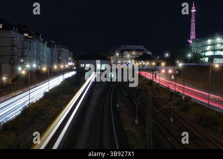 Autobahn bei Nacht mit Verkehr - lange Exposition mit Lichtabzieher Stockfoto