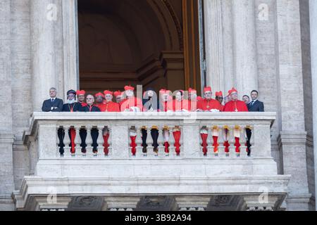 Rom, Italien. Mai 2025. Kardinäle bei der Bekanntgabe des neuen Papstes Leo XIV. Credit: Independent Photo Agency/Alamy Live News Stockfoto
