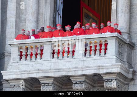 Rom, Italien. Mai 2025. Kardinäle bei der Bekanntgabe des neuen Papstes Leo XIV. Credit: Independent Photo Agency/Alamy Live News Stockfoto