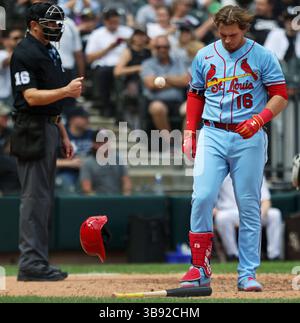 8. Juli 2023, Chicago, IL: Nolan Gorman (16) der St. Louis Cardinals wirft seinen Schlaghelm auf den Boden, nachdem er am Samstag, den 8. Juli 2023, in Chicago im achten Inning gegen die Chicago White Sox im garantierten Rate Field ausgeschlagen hatte. (Foto: © John J. Kim/Chicago Tribune via ZUMA Press Wire) Stockfoto