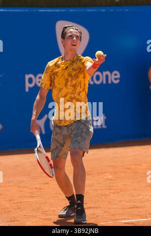 19. April 2023, Barcelona, Spanien: ALEXANDER SHEVCHENKO spielt bei einem Spiel gegen Ã LEX DE MIÃ’AUR bei der Barcelona Open Banc Sabadell 2023. Ã LEX DE MIÃ’AUR gewann das Spiel mit 6-0 6:1. (Bild: © Patricia Rodrigues/ZUMA Press Wire) Stockfoto